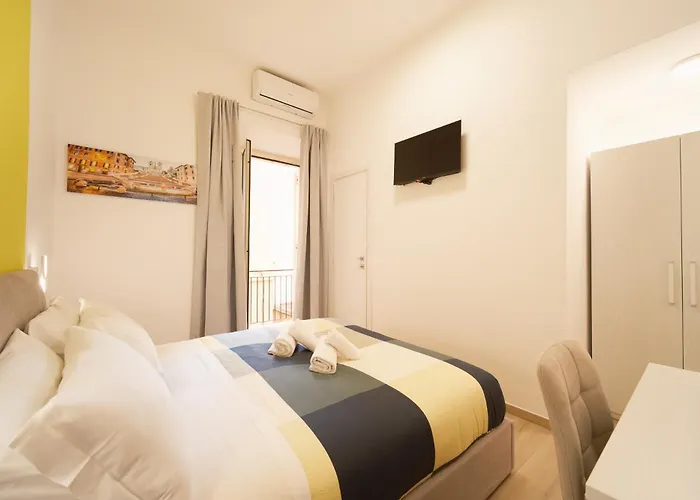 Bee First בית הארחה 4*